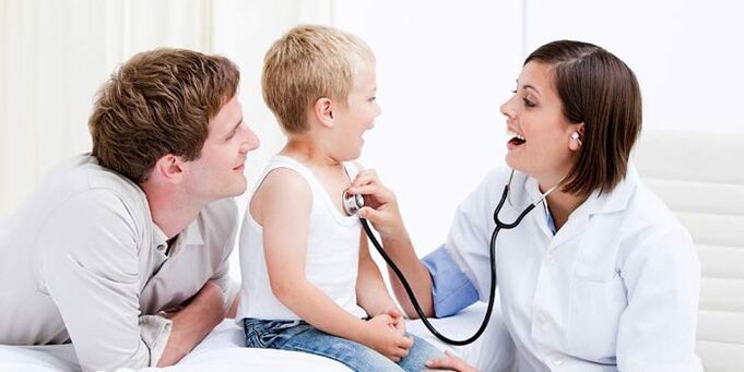 Doctor examining kid with diabetes